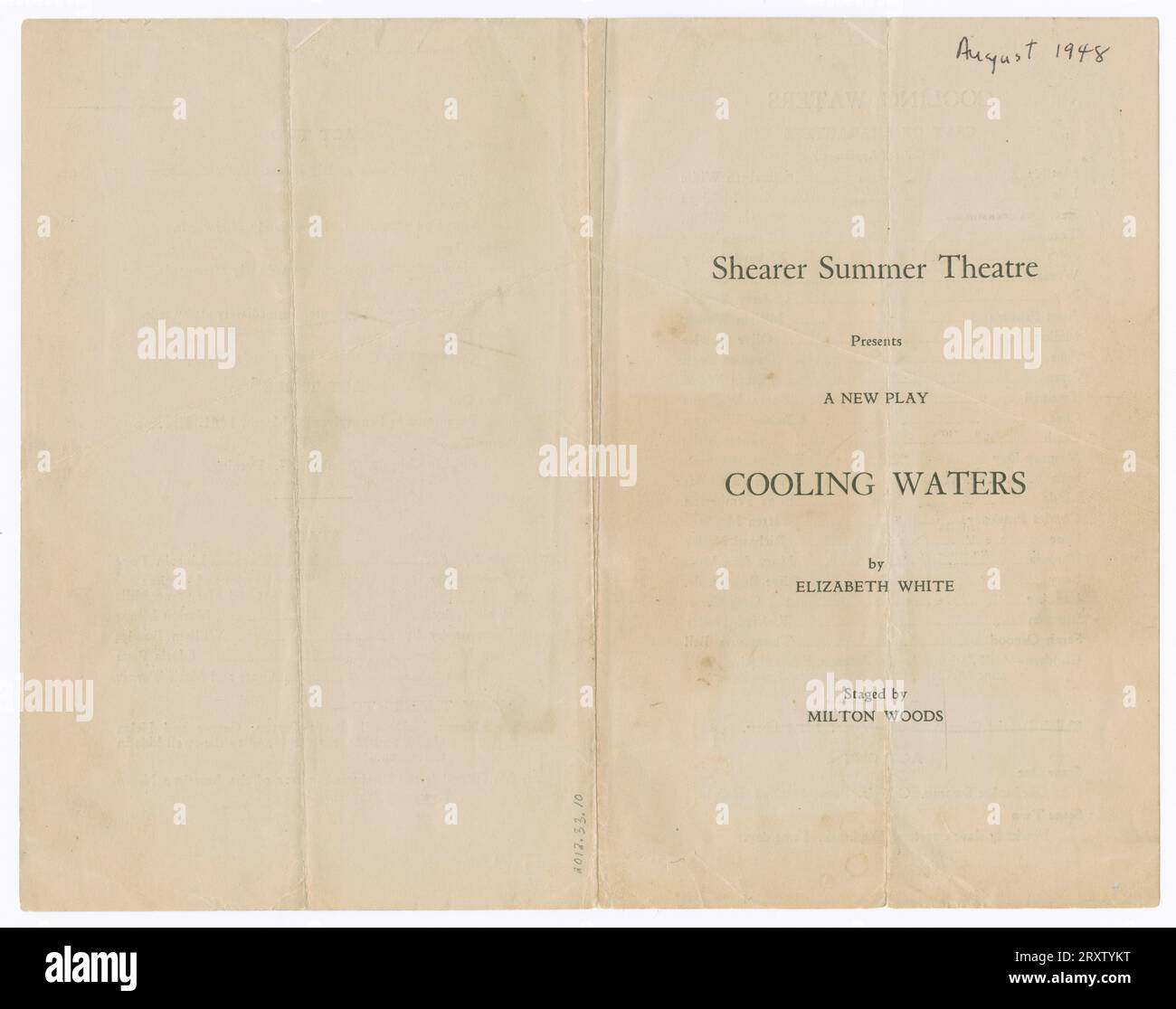 Un programme pour la pièce "Cooling Waters" de Liz White. Le programme est jauni et a un assortiment de plis et de larmes. Banque D'Images