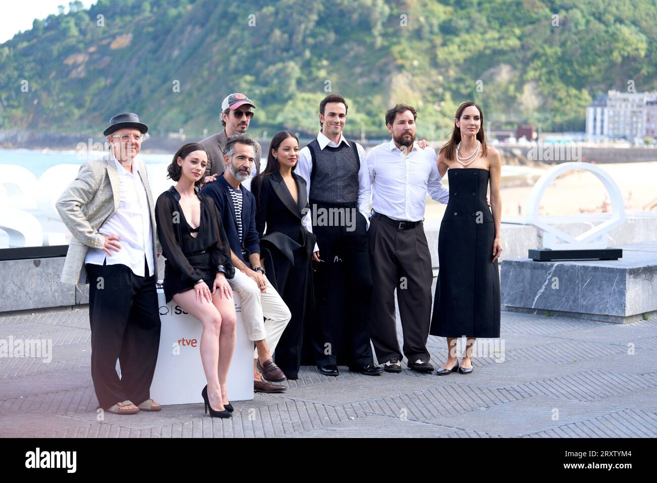 27 septembre 2023, Madrid, Madrid, Espagne : Curro Novallas, Alejandro Jato, Natalia Reyes, Elena Rivera, Eugenia Silva, Oscar de la Fuente, Pepe Ocio, Javier Godino ont assisté à 'Camino Superstar' Photocall lors du 71e Festival International du film de San Sebastian au Kursaal Palace le 27 septembre 2023 à Donostia / San Sebastian, Espagne (image de crédit : © Jack Abuin/ZUMA Press Wire) À USAGE ÉDITORIAL SEULEMENT! Non destiné à UN USAGE commercial ! Banque D'Images