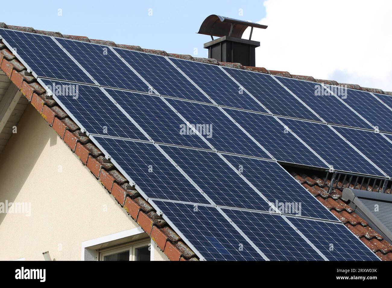 Freiburg Themenbild - Photovoltaikanlage, Energie, Erneuerbare Energie, Solarstrom, PV-Anlage, Solaranlage, Sonnenstrom, Themenbild - Photovoltaikanlage, Energie, Erneuerbare Energie, Solarstrom, PV-Anlage, Solaranlage, Sonnenstrom PV-module, Sonnenkollektoren einer PV-Anlage, Solaranlage, Photovoltaikanlage BEI Sonnenschein auf einem Hausdach, Ziegeldach. Die Energie wird ökologisch und nachhaltig aus Sonnenstrom gewonnen. Featurebild, Symbolbild, Themenbild *** Fribourg thème image système photovoltaïque, énergie, énergies renouvelables, énergie solaire, système PV, système solaire, énergie solaire, thème image ph Banque D'Images