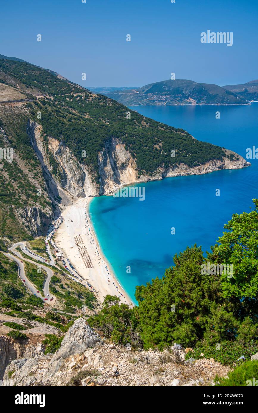 Vue de Myrtos Beach, littoral, mer et collines près d'Agkonas, Céphalonie, îles Ioniennes, îles grecques, Grèce, Europe Banque D'Images