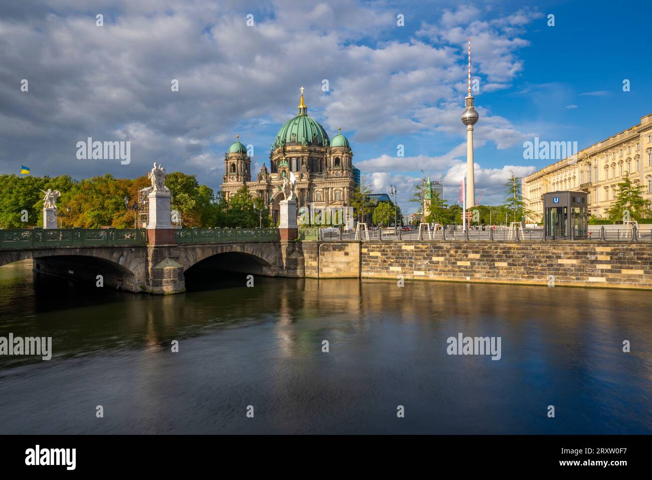 Vue sur la cathédrale de Berlin, Berliner Fernsehturm et la rivière Spree, l'île aux musées, Mitte, Berlin, Allemagne, Europe Banque D'Images