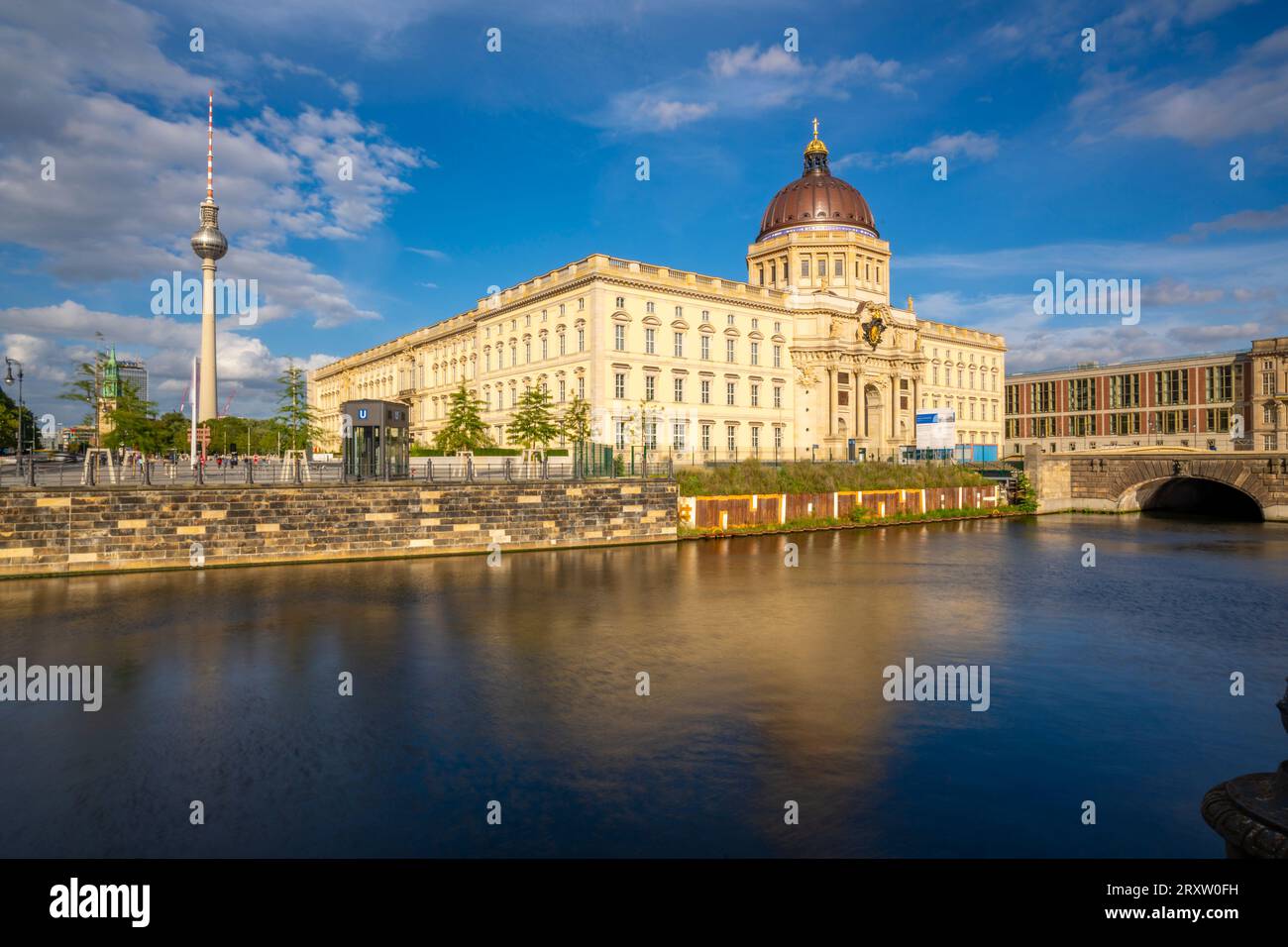 Vue de Berliner Fernsehturm, Berliner Schloss et rivière Spree, île aux musées, Mitte, Berlin, Allemagne, Europe Banque D'Images