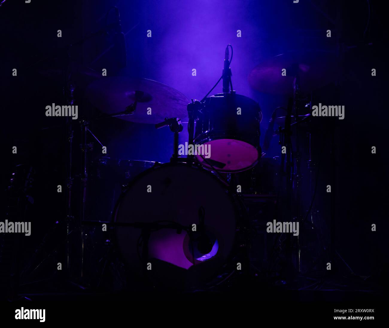 scène de concert sur le festival de rock, instruments de musique silhouettes de tambour, fond coloré Banque D'Images