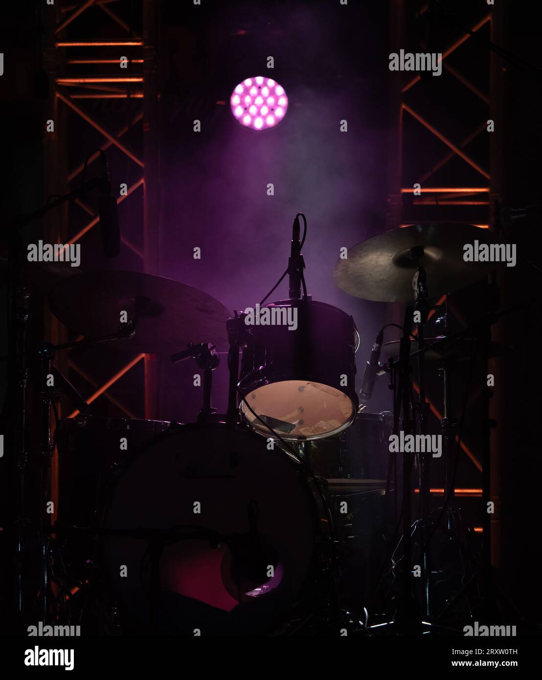 scène de concert sur le festival de rock, instruments de musique silhouettes de tambour, fond coloré Banque D'Images