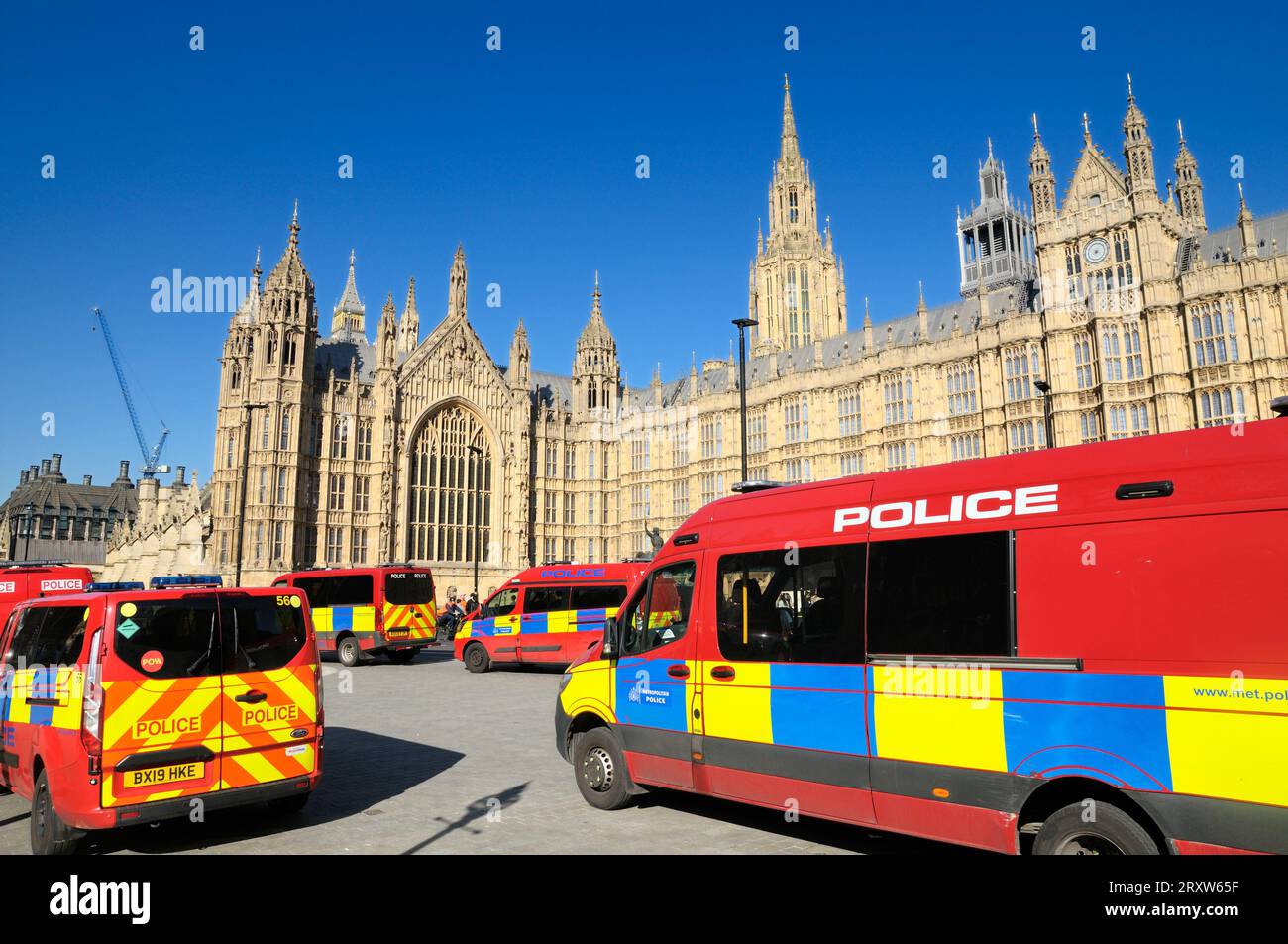 Met vans de police à l'extérieur du Palais de Westminster / chambres du Parlement, Londres, Royaume-Uni. Red Vans est le groupe de protection parlementaire et diplomatique PADP. Banque D'Images