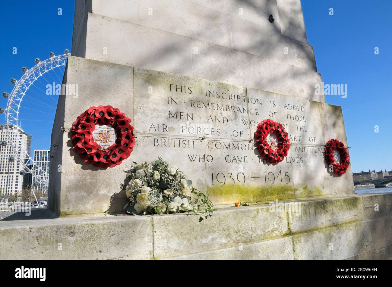 Le Royal Air Force Memorial / RAF Memorial avec inscription, fleurs et couronnes de coquelicots, Whitehall Stairs, Victoria Embankment, Londres Angleterre, Royaume-Uni Banque D'Images