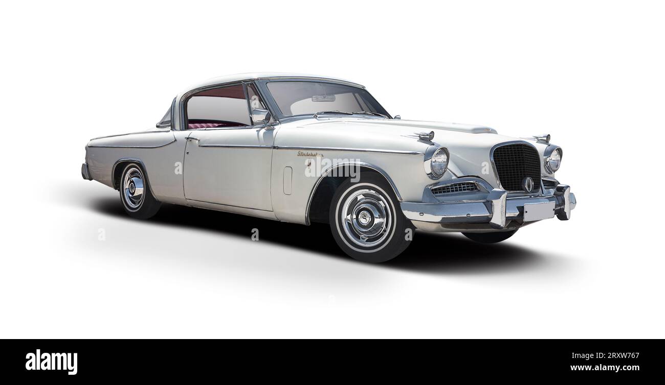 Voiture classique Studebaker Golden Hawk, vue latérale isolée sur fond blanc Banque D'Images