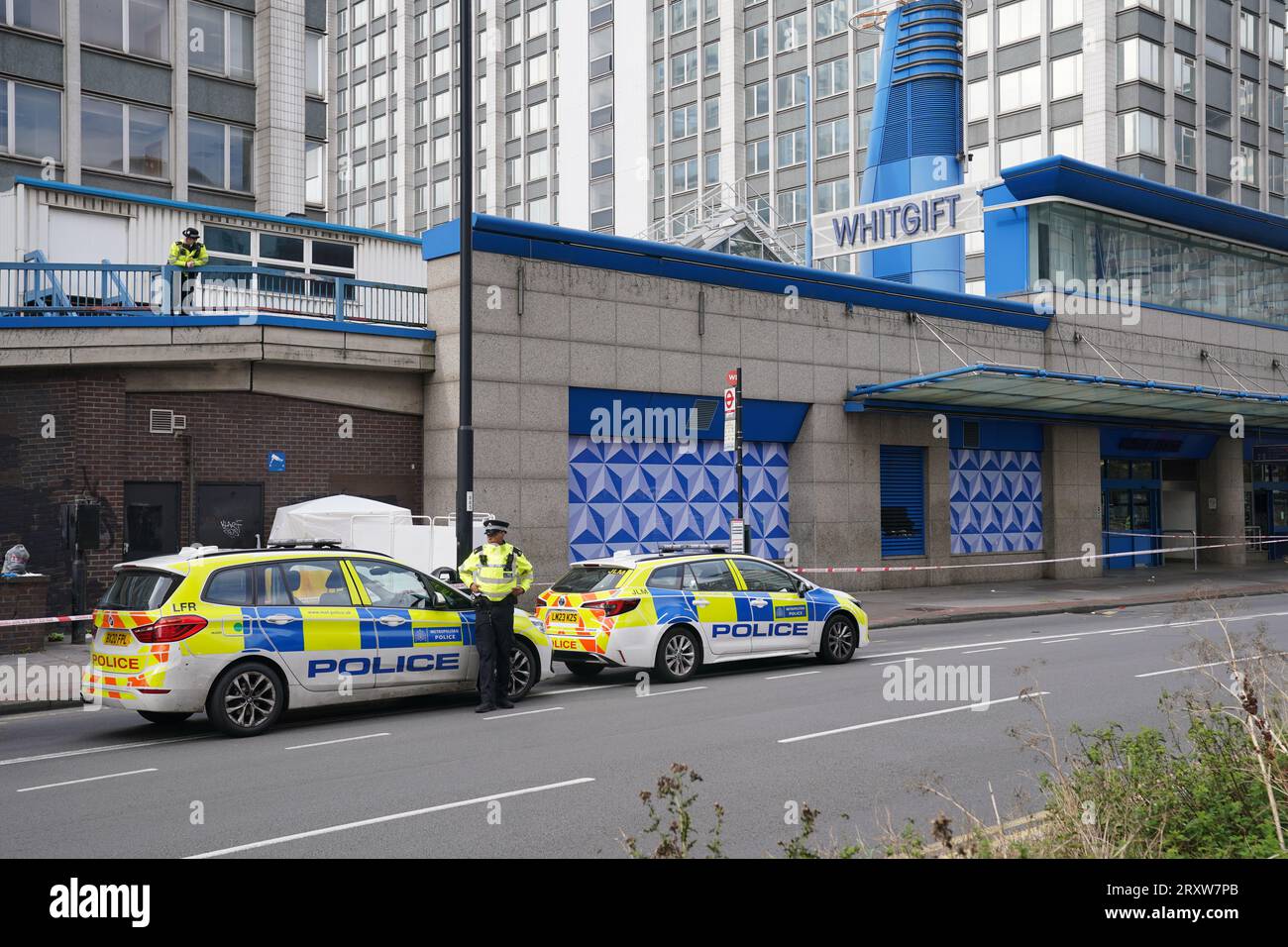 La police sur les lieux près du centre commercial Whitgift à Croydon, au sud de Londres, après qu'une fillette de 15 ans ait été poignardée à mort mercredi matin. La police a été appelée à 8h30 pour signaler un coup de couteau sur Wellesley Road. La fille est morte sur les lieux 40 minutes plus tard. Date de la photo : mercredi 27 septembre 2023. Banque D'Images