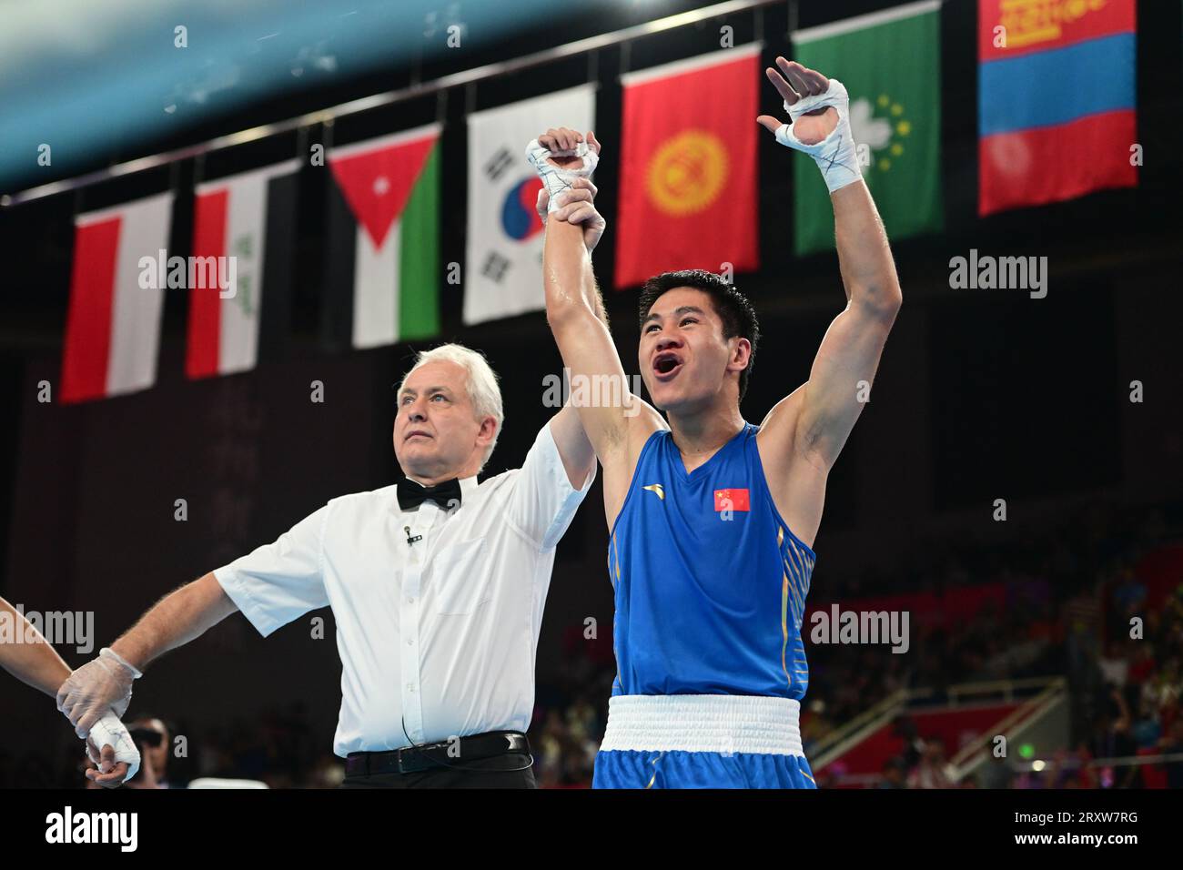 Xiangyang Wang (R), de Chine, a vu lors des 19es Jeux asiatiques de boxe masculine 57-63.5Kg ronde de 16 qui s'est tenue au gymnase de Hangzhou. Wang est le vainqueur au point 5-0. Banque D'Images