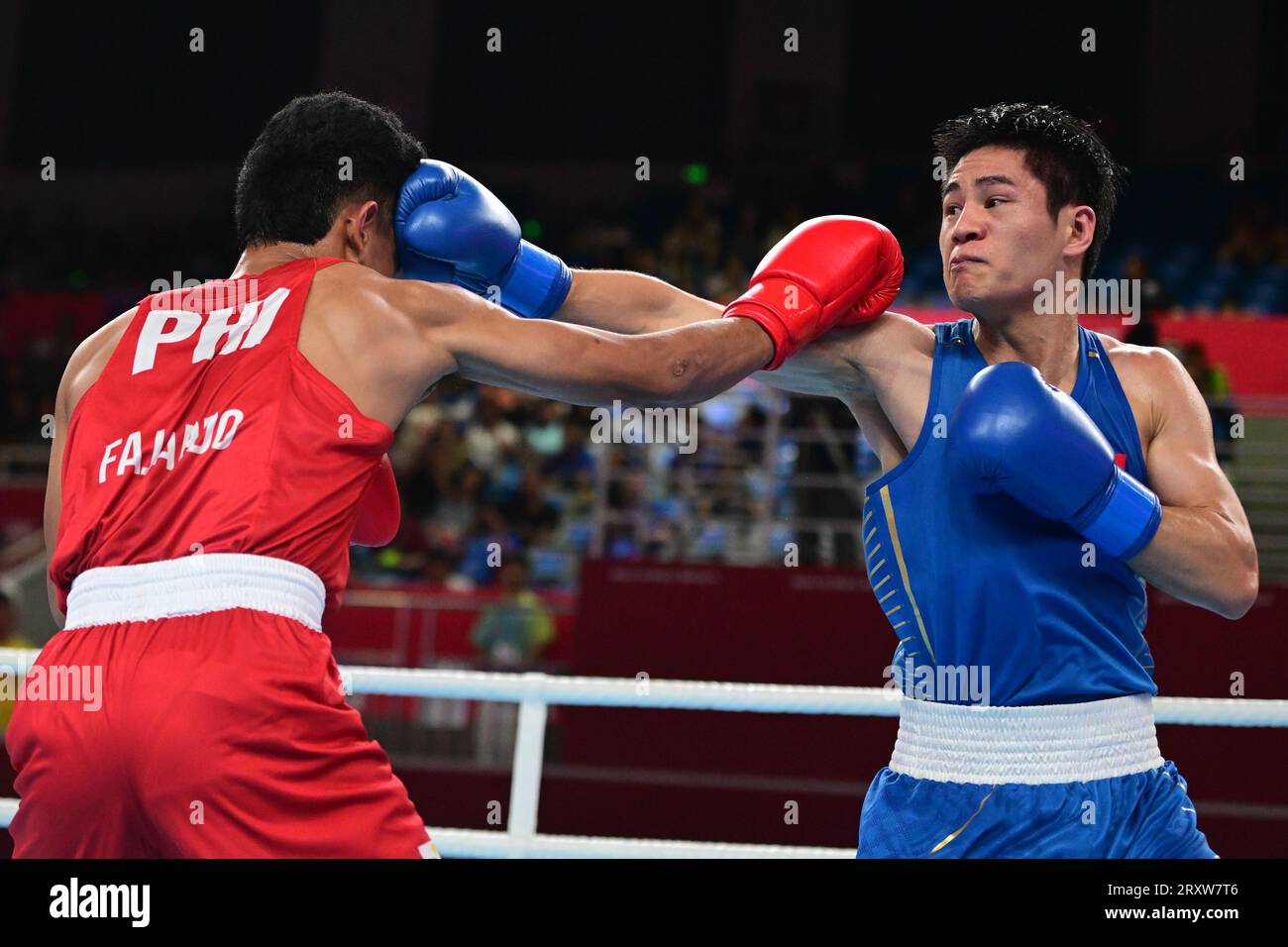 Mark Ashley Fajardo (à gauche) des Philippines et Xiangyang Wang de Chine (à droite) sont vus lors de la ronde de boxe masculine de 57 16-63.5Kg des 19e Jeux asiatiques qui a lieu au gymnase de Hangzhou. Wang est le vainqueur au point 5-0. Banque D'Images