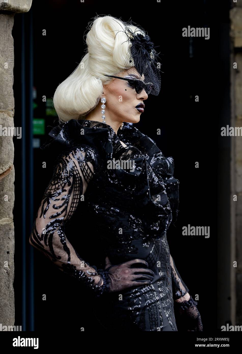 AMSTERDAM - les drag Queens reçoivent des invités aux funérailles d'Erwin OLAF dans le Westerkerk. Le photographe de renommée mondiale est décédé à l'âge de 64 ans alors qu'il se remettait d'une greffe de poumon. ANP ROBIN VAN LONKHUIJSEN pays-bas Out - belgique Out Banque D'Images