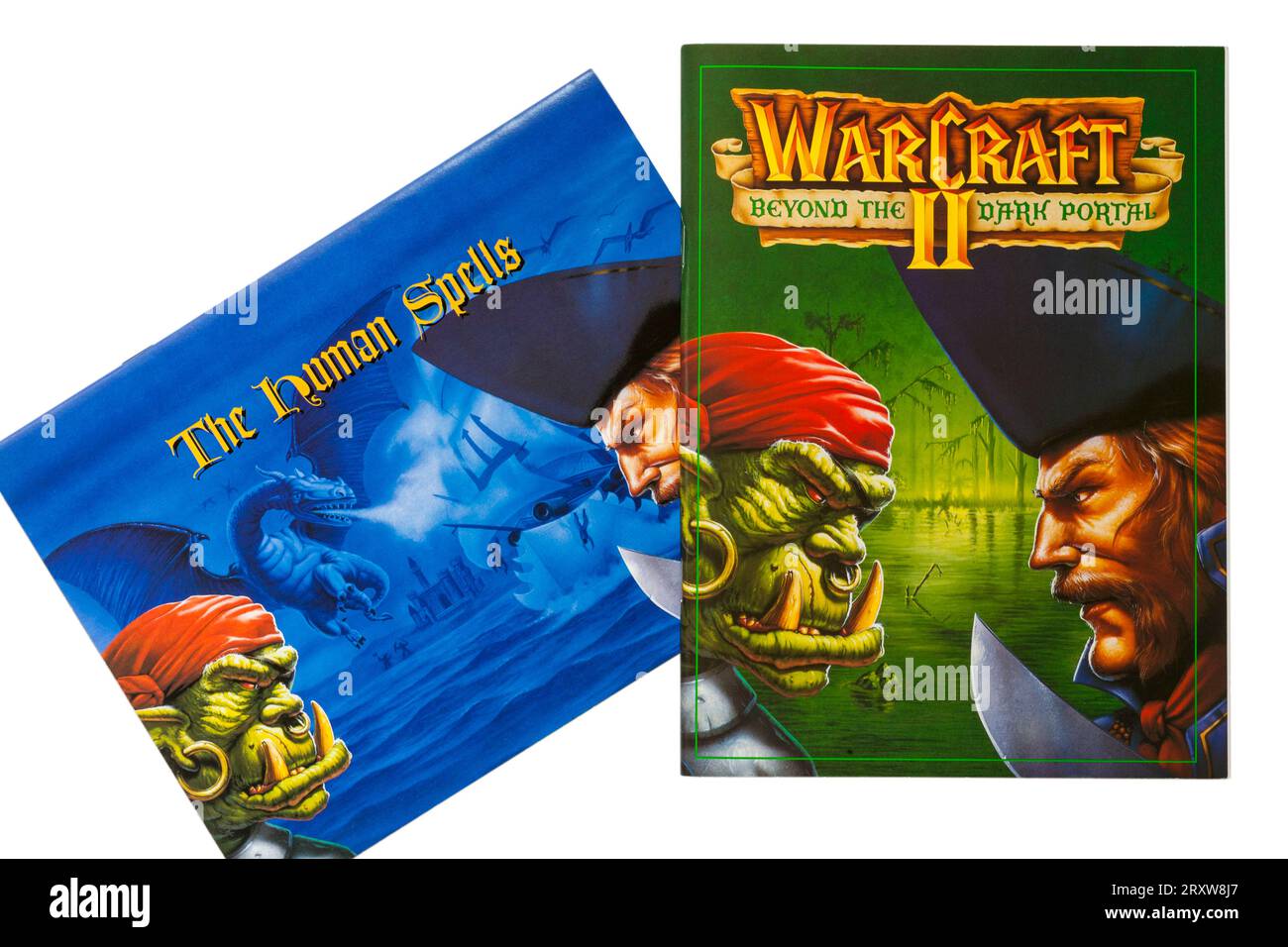 Warcraft II Tides of Darkness édition deluxe jeu informatique, Warcraft II Beyond the sombre portail livre et The Human Spells livre sur fond blanc Banque D'Images