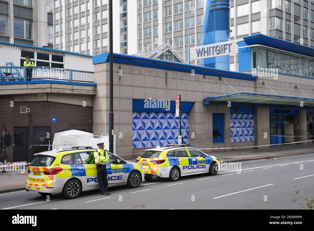 La police sur les lieux près du centre commercial Whitgift à Croydon, au sud de Londres, après qu'une fillette de 15 ans ait été poignardée à mort mercredi matin. La police a été appelée à 8h30 pour signaler un coup de couteau sur Wellesley Road. La fille est morte sur les lieux 40 minutes plus tard. Date de la photo : mercredi 27 septembre 2023. Banque D'Images