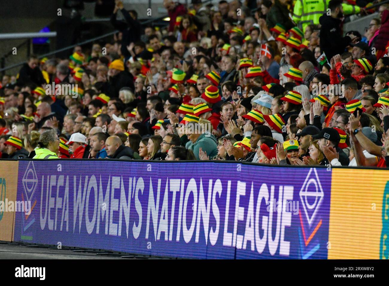 Cardiff, pays de Galles. 26 septembre 2023. Supporters du pays de Galles lors du match de l'UEFA Women's Nations League entre le pays de Galles et le Danemark au Cardiff City Stadium à Cardiff, pays de Galles, Royaume-Uni, le 26 septembre 2023. Crédit : Duncan Thomas/Majestic Media. Banque D'Images