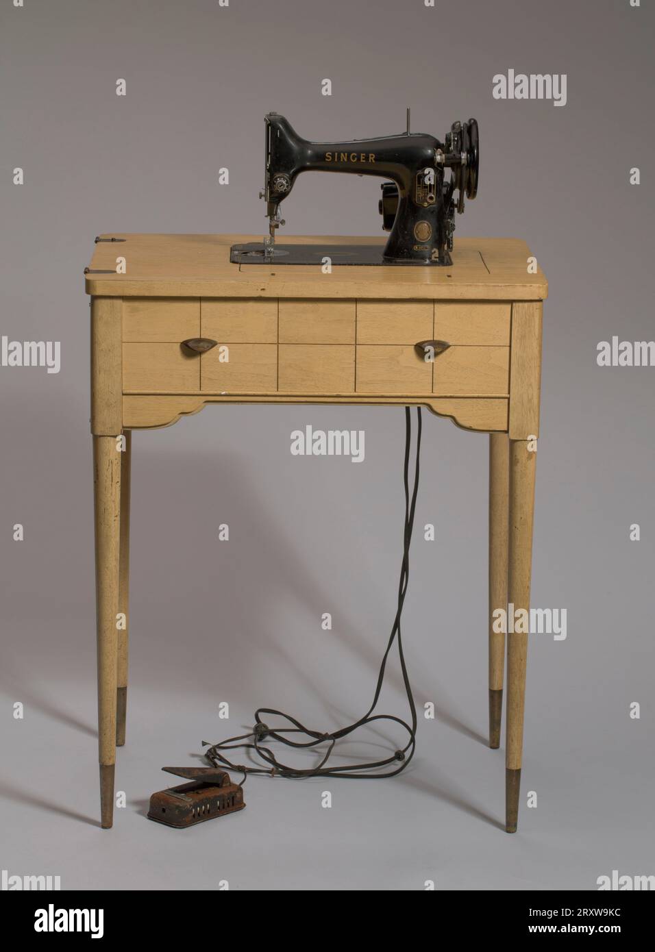 Ancienne table d'appoint Singer Cast Iron Treadle Sewing Machine avec plateau en marbre rose - En vente sur France Ancienne table d'appoint Singer Cast Iron Treadle Sewing Machine avec plateau en marbre rose - En vente sur France