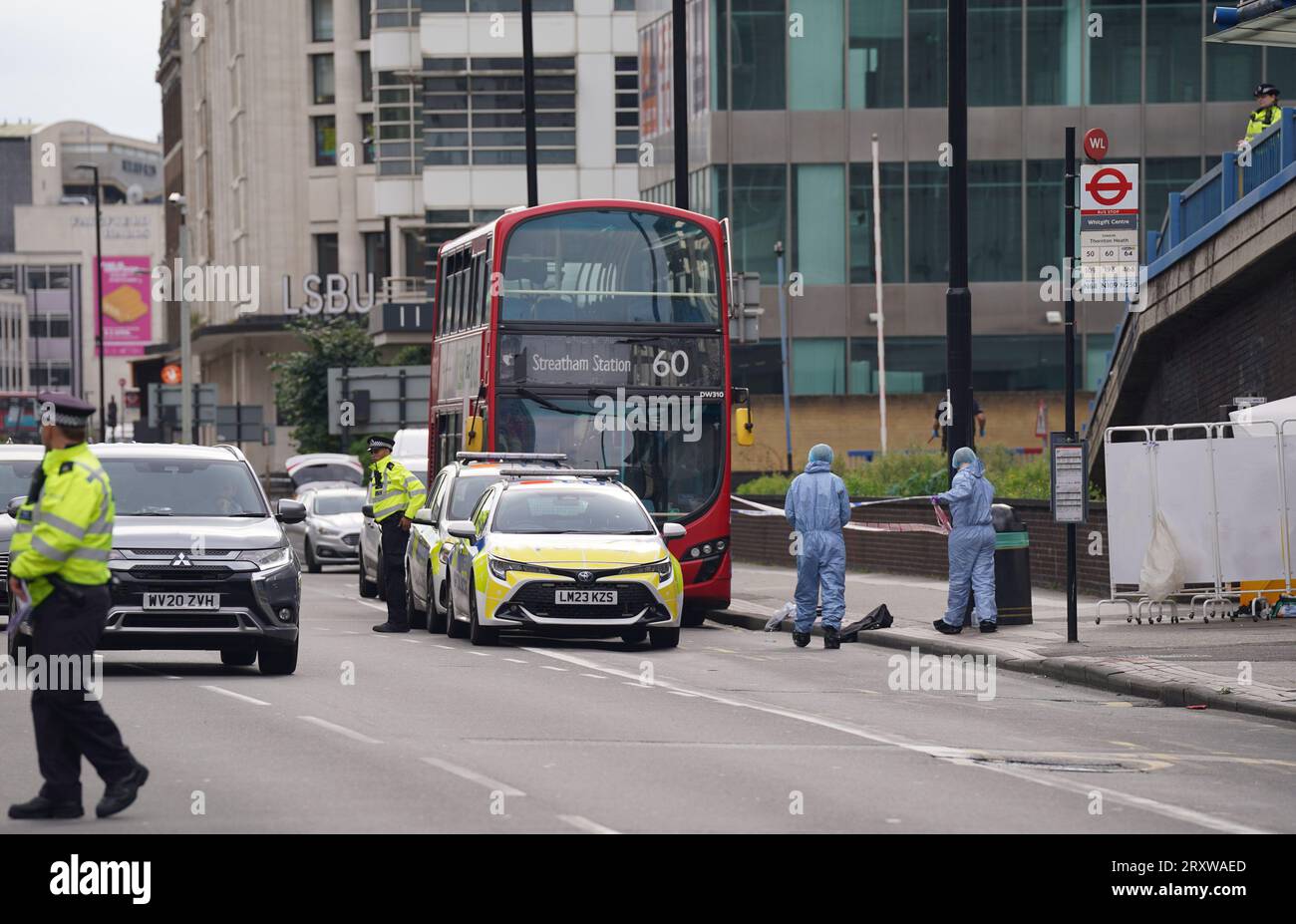 La police et les enquêteurs médico-légaux sur les lieux près du centre commercial Whitgift à Croydon, au sud de Londres, après qu’une fillette de 15 ans ait été poignardée à mort mercredi matin. La police a été appelée à 8h30 pour signaler un coup de couteau sur Wellesley Road. La fille est morte sur les lieux 40 minutes plus tard. Date de la photo : mercredi 27 septembre 2023. Banque D'Images