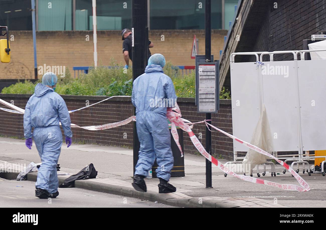 La police et les enquêteurs médico-légaux sur les lieux près du centre commercial Whitgift à Croydon, au sud de Londres, après qu’une fillette de 15 ans ait été poignardée à mort mercredi matin. La police a été appelée à 8h30 pour signaler un coup de couteau sur Wellesley Road. La fille est morte sur les lieux 40 minutes plus tard. Date de la photo : mercredi 27 septembre 2023. Banque D'Images