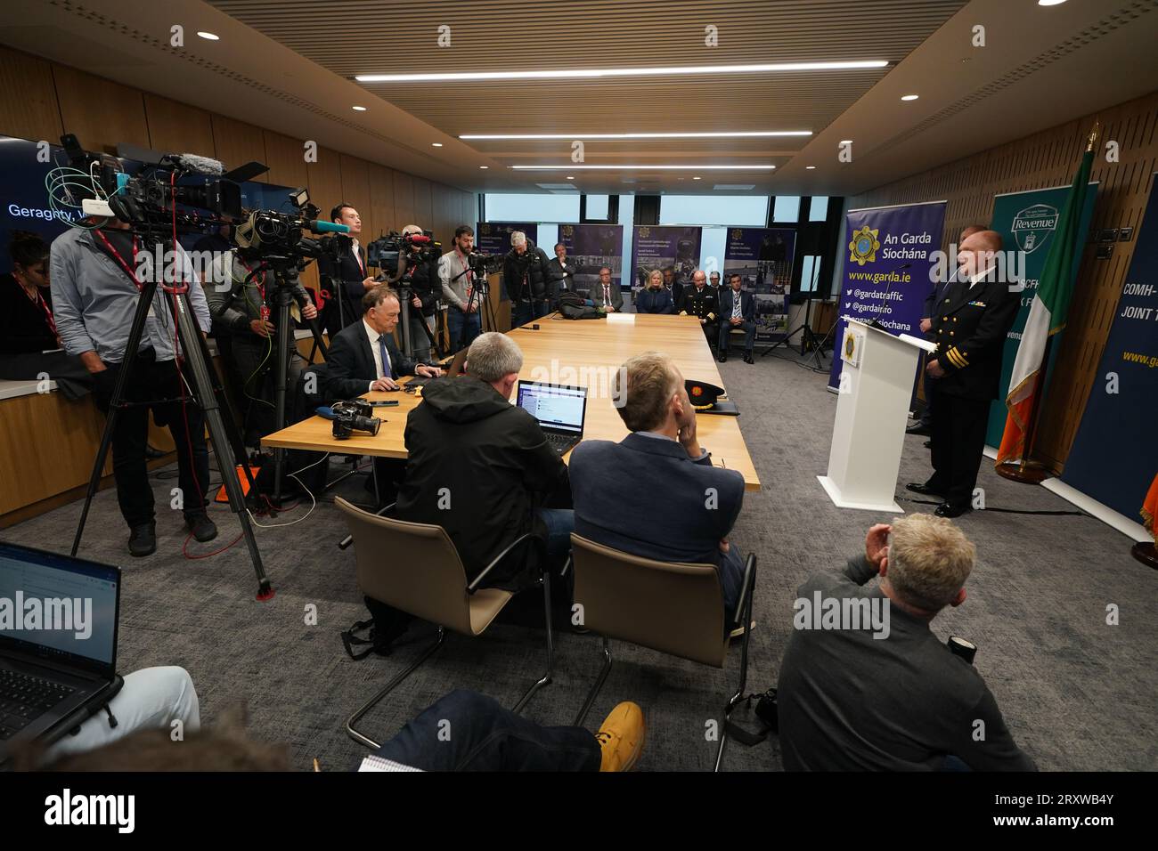 Le commandant Tony Geraghty, commandant des opérations de la flotte irlandaise de la Force opérationnelle interarmées (JTF), qui comprend le Revenue Customs Service, le Naval Service et an Garda Siochana, lors d'une conférence de presse à Walter Scott House à Dublin, après qu'un vraquier panaméen immatriculé, le MV Matthew a été escorté dans le port de Cobh, Co Cork, par la marine irlandaise après qu'une « quantité significative » de drogues suspectées ait été trouvée à bord. Trois hommes ont été arrêtés parce qu'ils étaient soupçonnés d'infractions au crime organisé. Banque D'Images