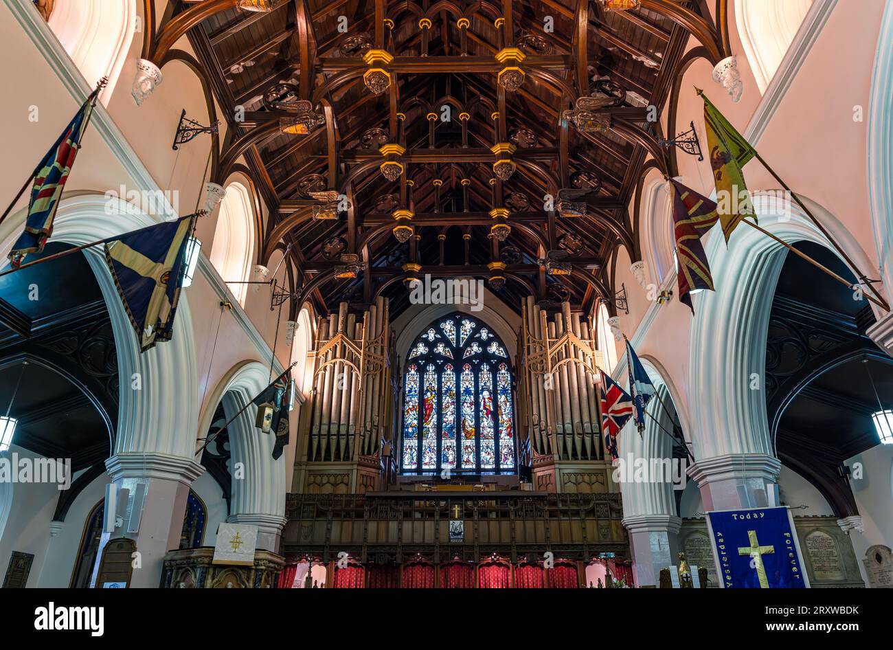 Vitrail, et plafond en bois de poutre de marteau de l'historique South Leith Parish Church, Leith, Édimbourg, Écosse, Royaume-Uni Banque D'Images