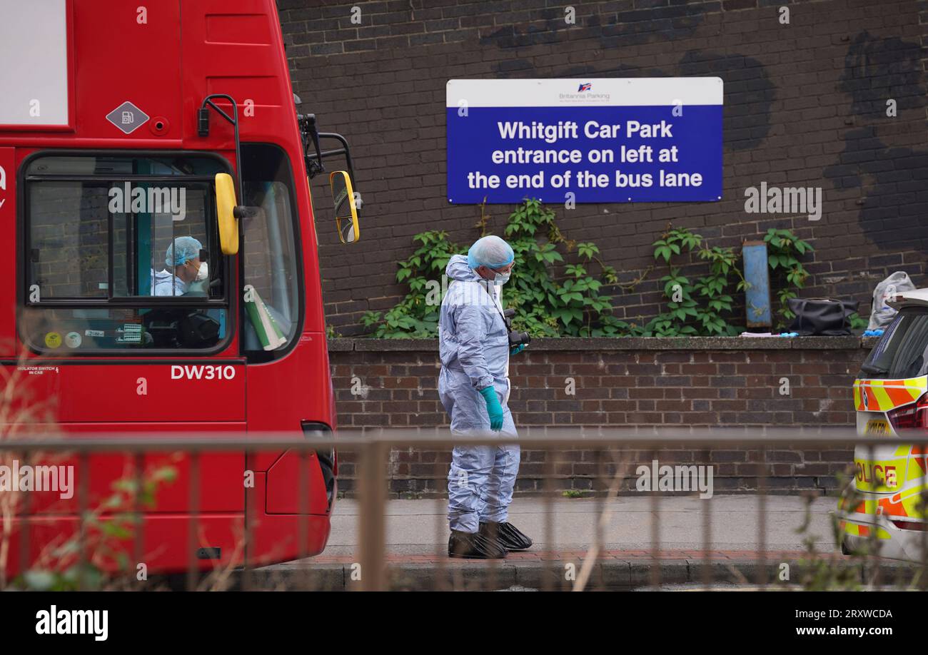 Des enquêteurs médico-légaux sur les lieux près du centre commercial Whitgift à Croydon, au sud de Londres, après qu'une fillette de 15 ans ait été poignardée à mort mercredi matin. La police a été appelée à 8h30 pour signaler un coup de couteau sur Wellesley Road. La fille est morte sur les lieux 40 minutes plus tard. Date de la photo : mercredi 27 septembre 2023. Banque D'Images