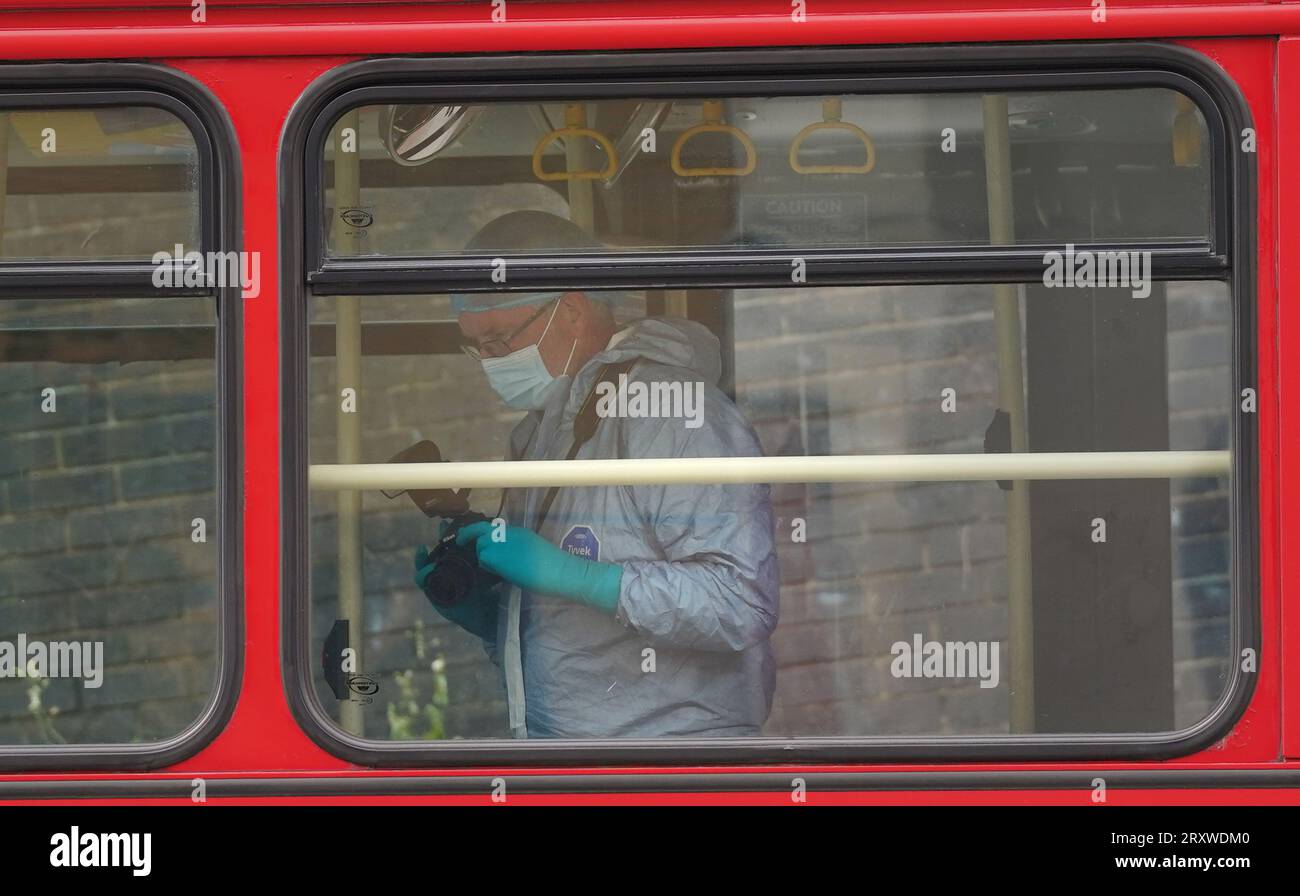 Des enquêteurs médico-légaux dans un bus sur les lieux près du centre commercial Whitgift à Croydon, au sud de Londres, après qu'une fillette de 15 ans ait été poignardée à mort mercredi matin. La police a été appelée à 8h30 pour signaler un coup de couteau sur Wellesley Road. La fille est morte sur les lieux 40 minutes plus tard. Date de la photo : mercredi 27 septembre 2023. Banque D'Images