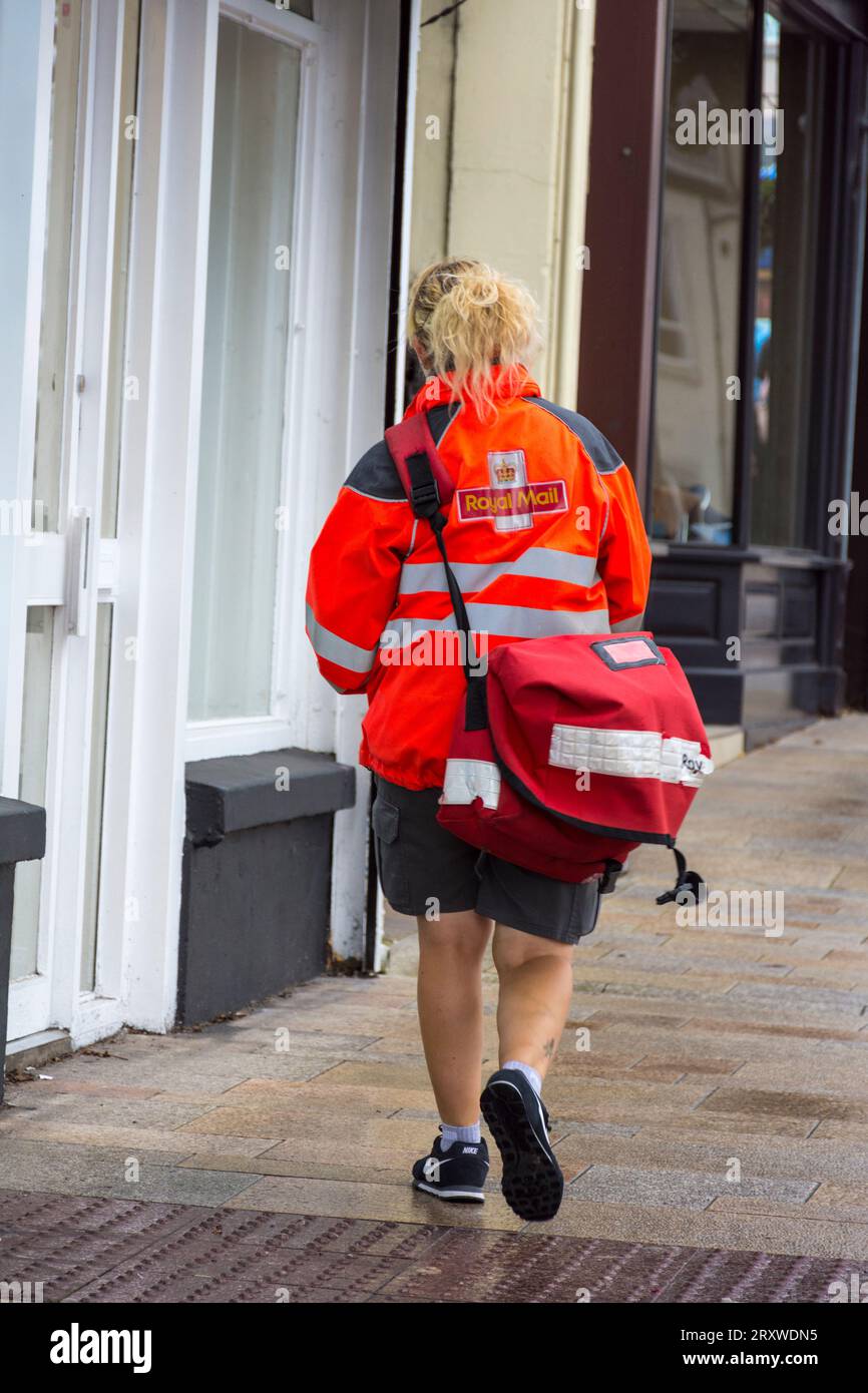 Employé de la poste de Royal Mail livrant du courrier à Ballyclare, comté d'Antrim, Irlande du Nord. Banque D'Images