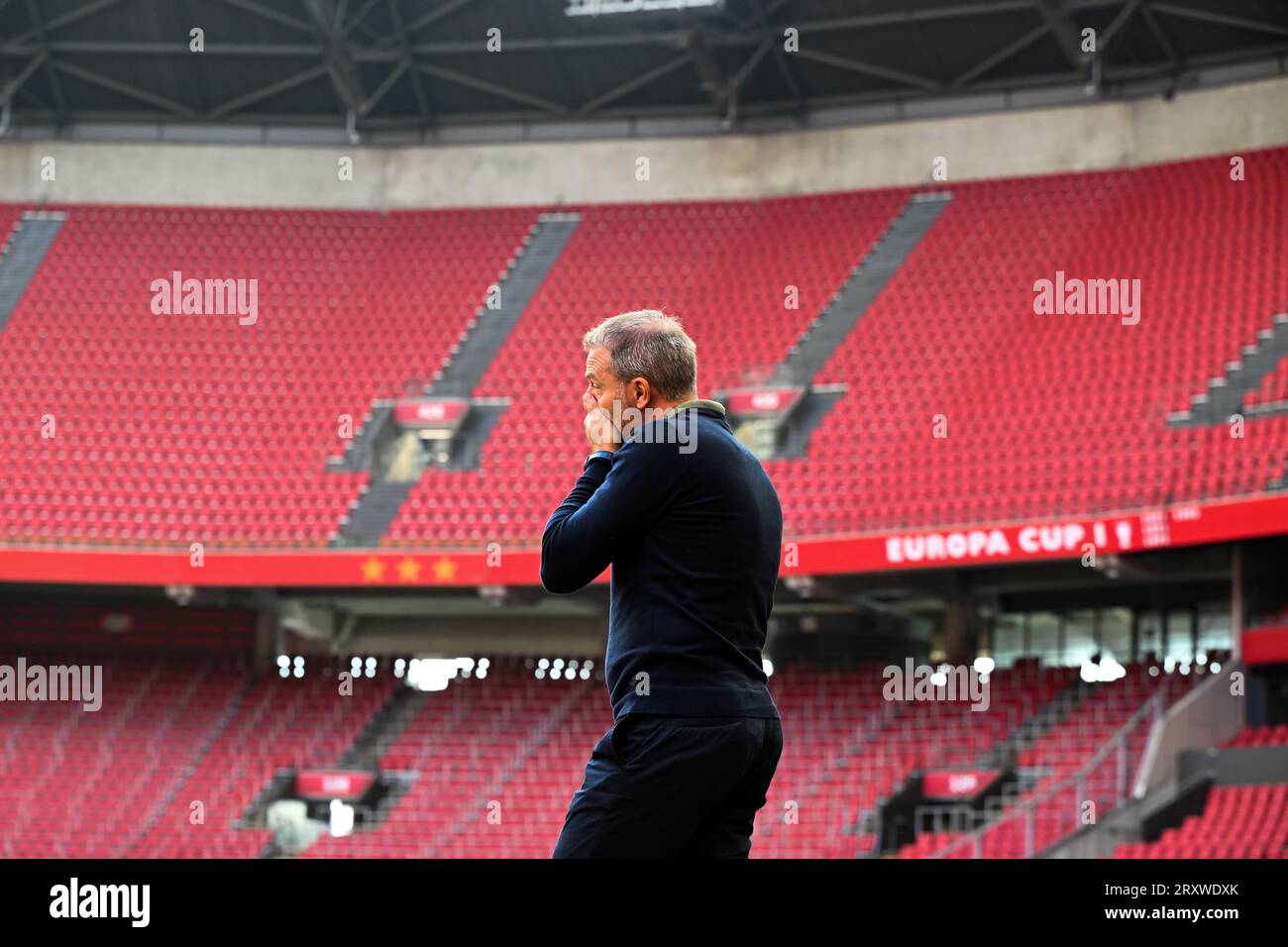 AMSTERDAM - 27/09/2023, AMSTERDAM - l'entraîneur de l'Ajax Maurice Steijn avant le match de championnat néerlandais entre l'Ajax Amsterdam et le Feyenoord Rotterdam au Johan Cruijff Arena le 27 septembre 2023 à Amsterdam, pays-Bas. Le match sera joué sans public. Le match a finalement été arrêté dimanche après 55 minutes avec Feyenoord prenant une avance de 3-0 après des feux d'artifice répétés sur le terrain. ANP OLAF KRAAK Banque D'Images