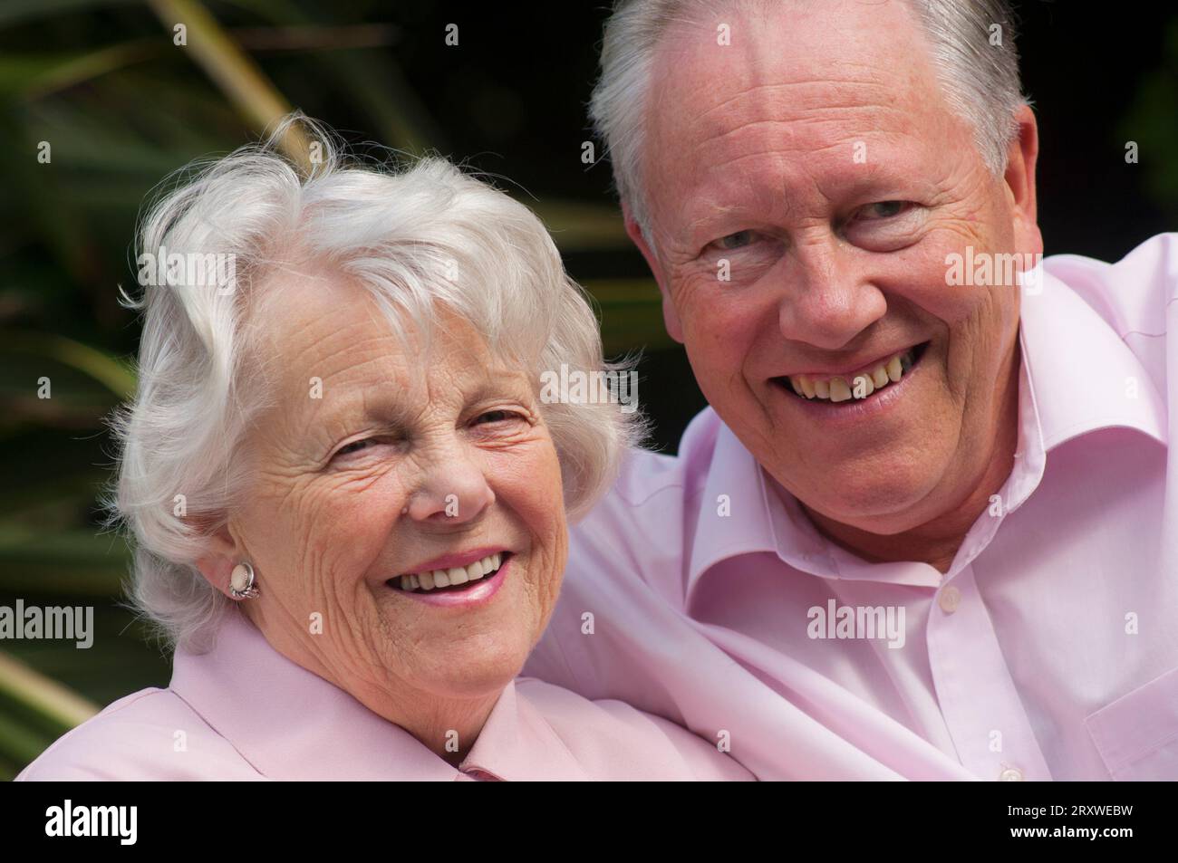 Heureux marié couple senior posant devant la caméra - John Gollop Banque D'Images