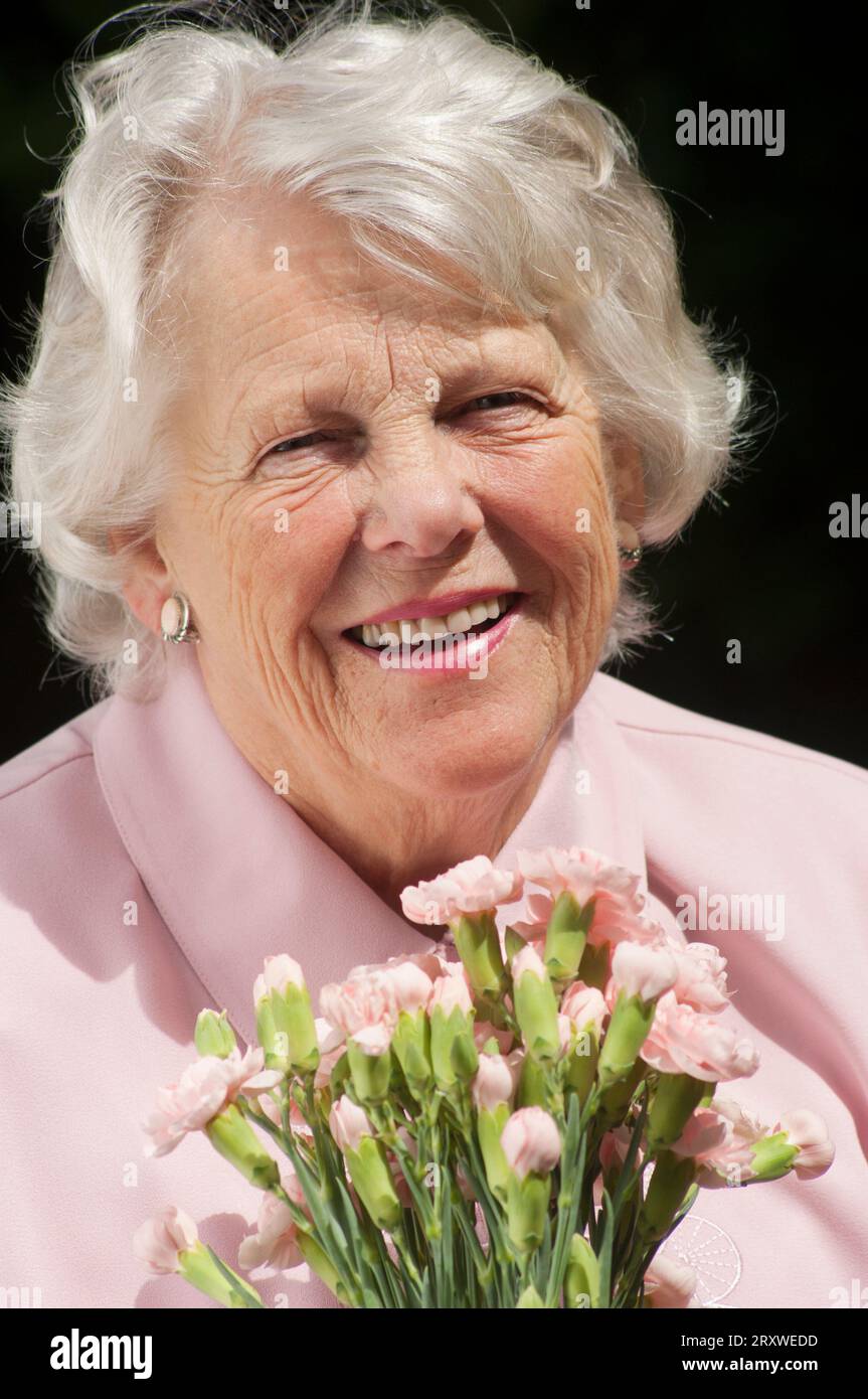 Portrait d'une femme senior joyeuse - John Gollop Banque D'Images