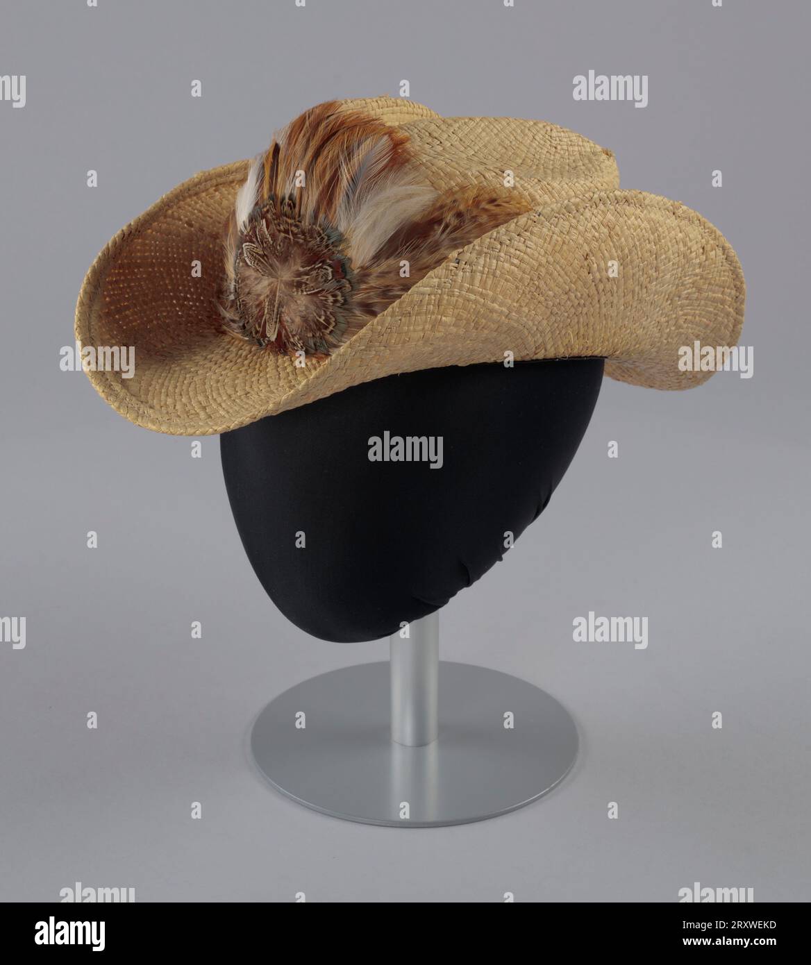 Chapeau de cow-boy en paille avec bande de chapeau à plumes portée par Arthur Lee ca. 2000 Banque D'Images