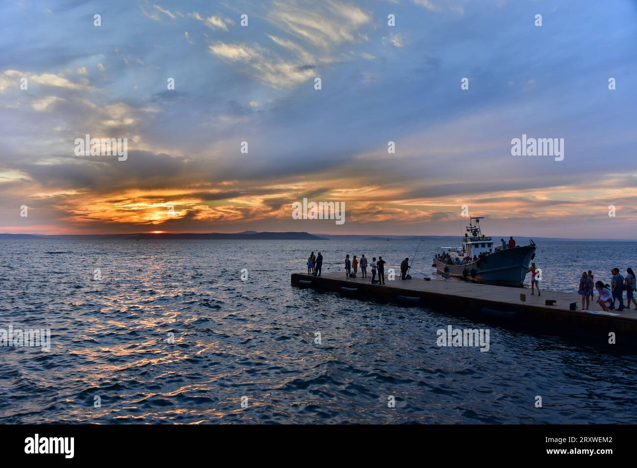 Coucher de soleil sur la baie de la Corne d'Or dans le bastion militaire russe (anciennement chinois) du Pacifique de Vladivostok par une journée calme de l'été 2015 Banque D'Images