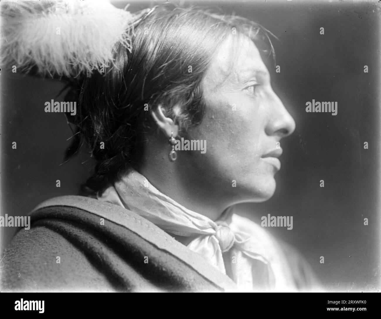Amos Two Bulls, Dakota Sioux, de Gertrude Käsebier, ca. 1900 Amos Two Bulls, un Indien Dakota Sioux du Wild West Show de Buffalo Bill. Portrait tête et épaules, Banque D'Images