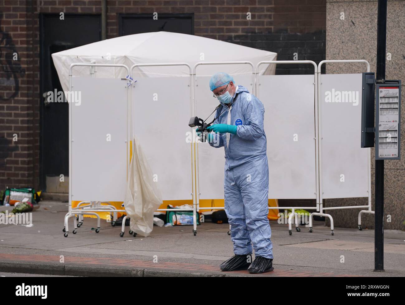 Des enquêteurs médico-légaux sur les lieux près du centre commercial Whitgift à Croydon, au sud de Londres, après qu'une fillette de 15 ans ait été poignardée à mort mercredi matin. La police a été appelée à 8h30 pour signaler un coup de couteau sur Wellesley Road. La fille est morte sur les lieux 40 minutes plus tard. Date de la photo : mercredi 27 septembre 2023. Banque D'Images