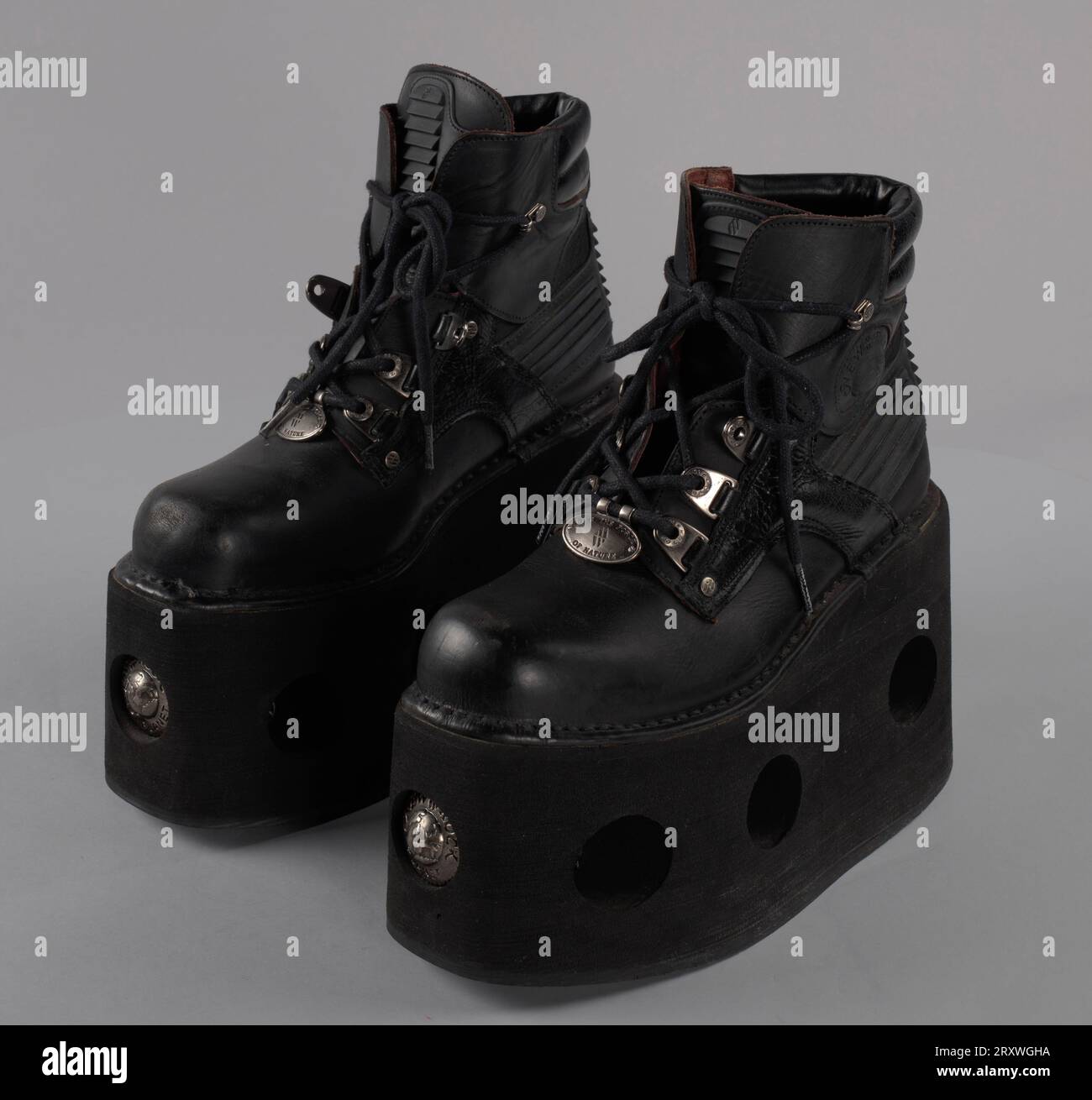 Bottines plates-formes noires portées par Bootsy Collins ca. 1990 Banque D'Images Bottines plates-formes noires portées par Bootsy Collins ca. 1990 Banque D'Images