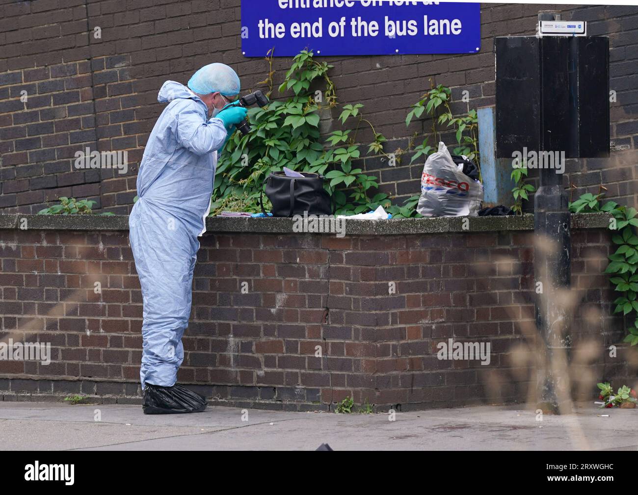 Des enquêteurs médico-légaux sur les lieux près du centre commercial Whitgift à Croydon, au sud de Londres, après qu'une fillette de 15 ans ait été poignardée à mort mercredi matin. La police a été appelée à 8h30 pour signaler un coup de couteau sur Wellesley Road. La fille est morte sur les lieux 40 minutes plus tard. Date de la photo : mercredi 27 septembre 2023. Banque D'Images