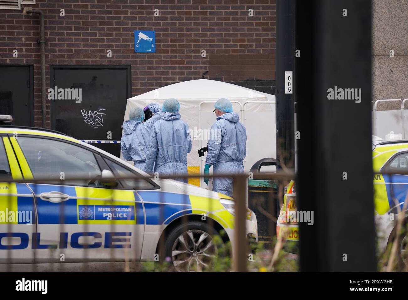 Des enquêteurs médico-légaux sur les lieux près du centre commercial Whitgift à Croydon, au sud de Londres, après qu'une fillette de 15 ans ait été poignardée à mort mercredi matin. La police a été appelée à 8h30 pour signaler un coup de couteau sur Wellesley Road. La fille est morte sur les lieux 40 minutes plus tard. Date de la photo : mercredi 27 septembre 2023. Banque D'Images