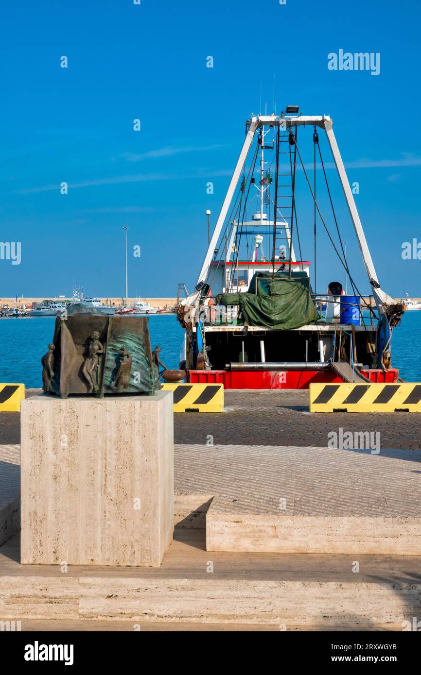 Complexe de sculptures 'la mer, le Retour' sur le quai du port de Malfizia, San Benedetto del Tronto, Italie Banque D'Images