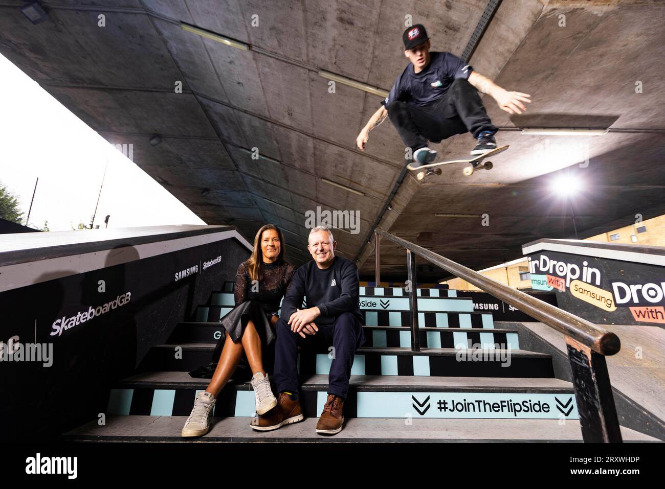 (De gauche à droite) Annika Bizon, directrice de Markerting et omnicanal, Samsung Royaume-Uni et Irlande, et James Hope-Gill, directeur général de Skateboard GB annoncent un nouveau partenariat entre Samsung Royaume-Uni et Irlande et Skateboard GB, l'organe directeur du skateboard en Grande-Bretagne. Date de la photo : mercredi 27 septembre 2023. Banque D'Images