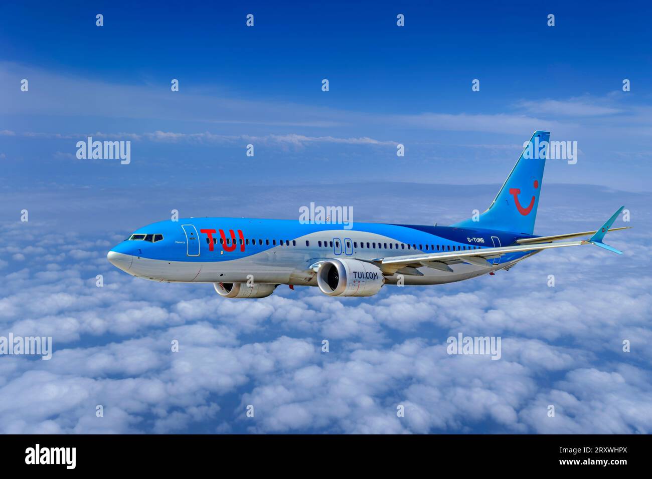 TUI Boeing 737 MAX 800 en vol. Banque D'Images