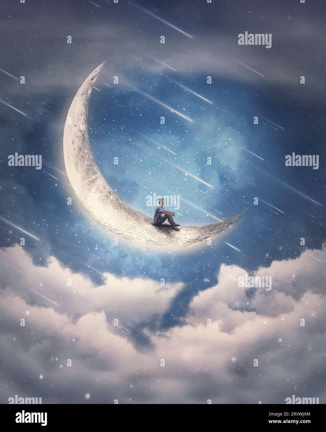 Scène de rêve avec un garçon assis sur le croissant de lune regardant les étoiles tombantes sur le ciel nocturne. Vue magique et surréaliste, concept d'aventure Banque D'Images