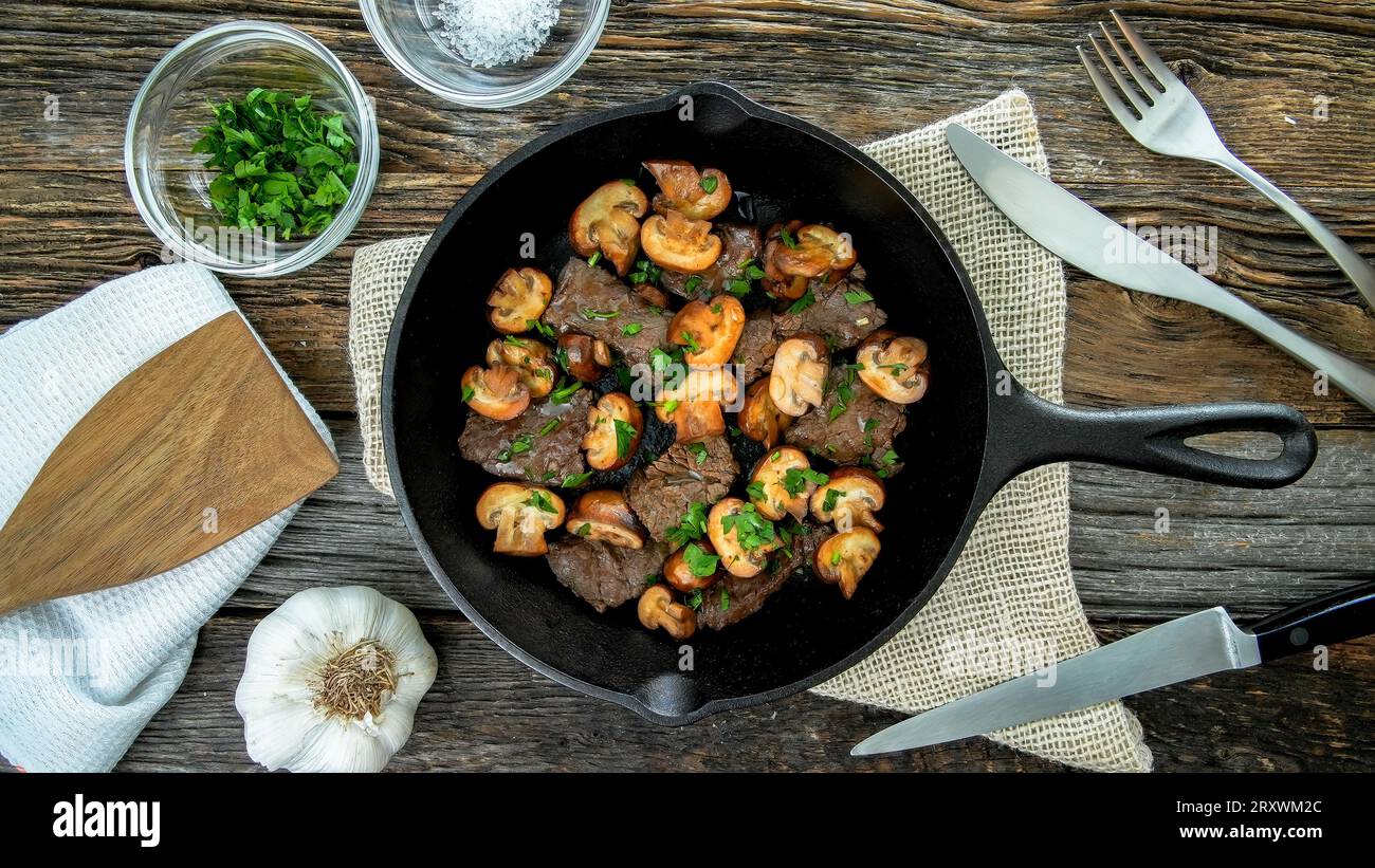 Bouts de steak d'aloyau de bœuf inférieur et champignons bella bébé d'en haut Banque D'Images