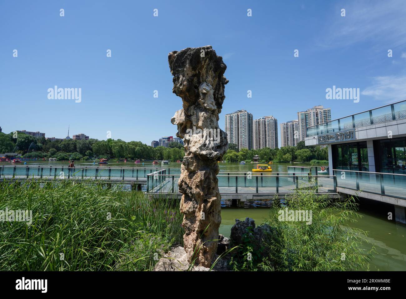 Sculpture rocheuse dans un parc, Chine du Nord Banque D'Images