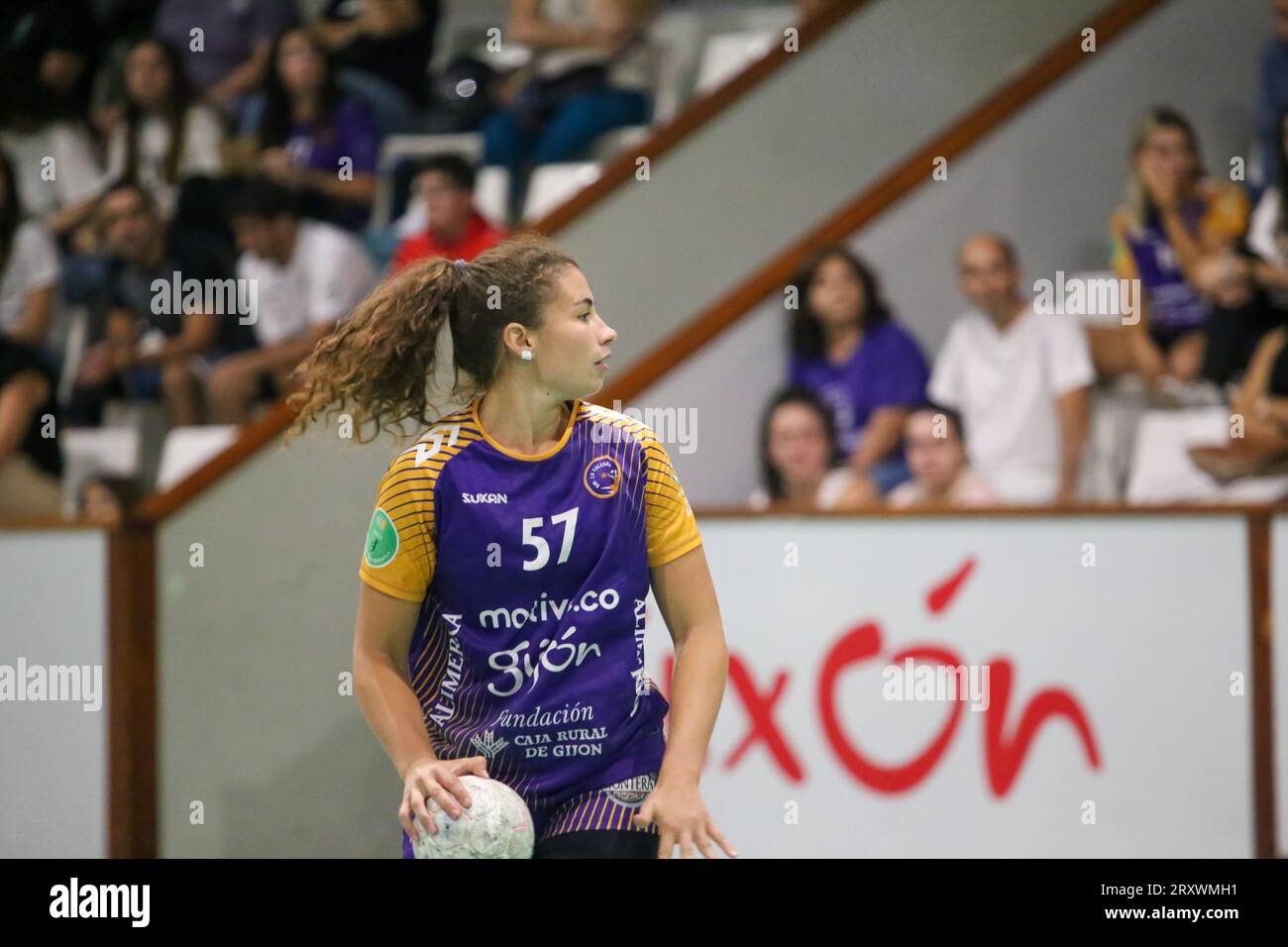 Gijon, Espagne, 26 septembre 2023: le joueur de Motive.co Gijon Balonmano la Calzada, Rocio Rojas (57) avec le ballon lors de la 8e Journée de la Liga Guerreras Iberdrola 2023-24 entre Motive.co Gijon Balonmano la Calzada et le Super Amara Bera Bera, le 26 septembre 2023, au Pavillon sportif la Arena, à Gijón, Espagne. (Photo Alberto Brevers / Pacific Press) Banque D'Images