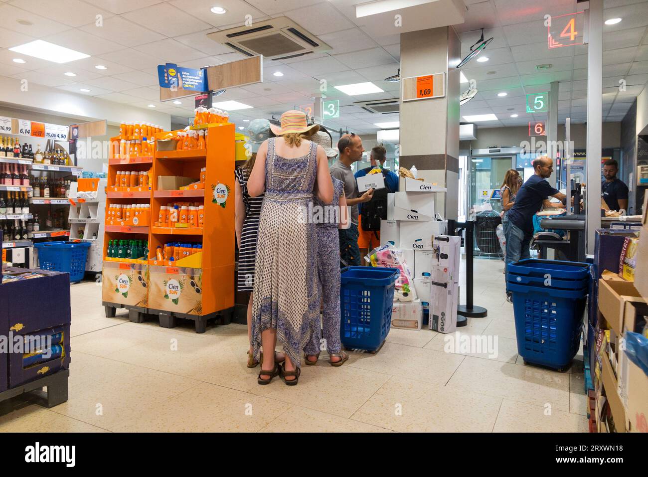 Intérieur du supermarché Lidl discounter, avec des gens shopping / shoppers, à Nice en France. (135) Banque D'Images