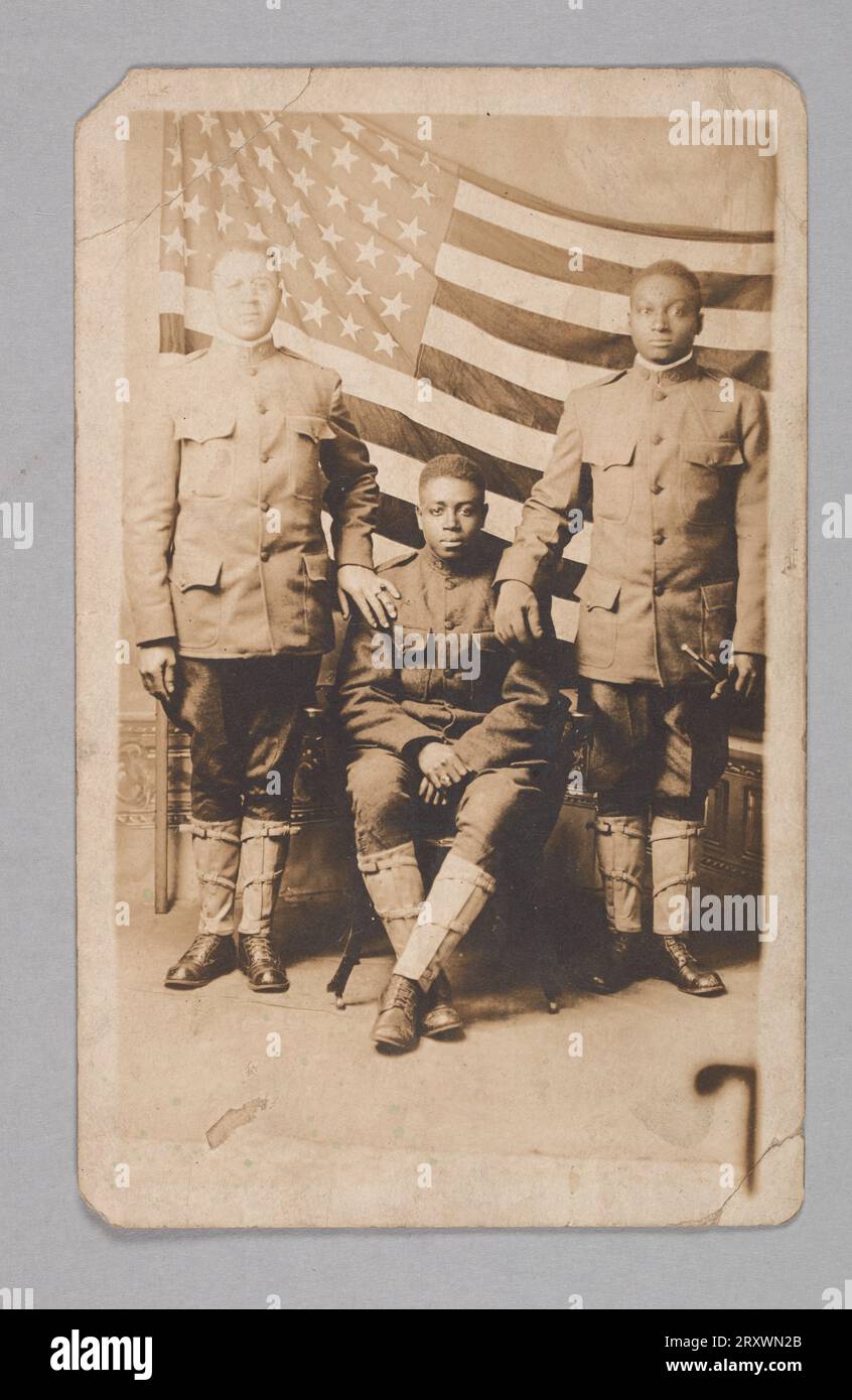 Carte postale photographique de trois soldats de la première Guerre mondiale ca. 1918 Banque D'Images