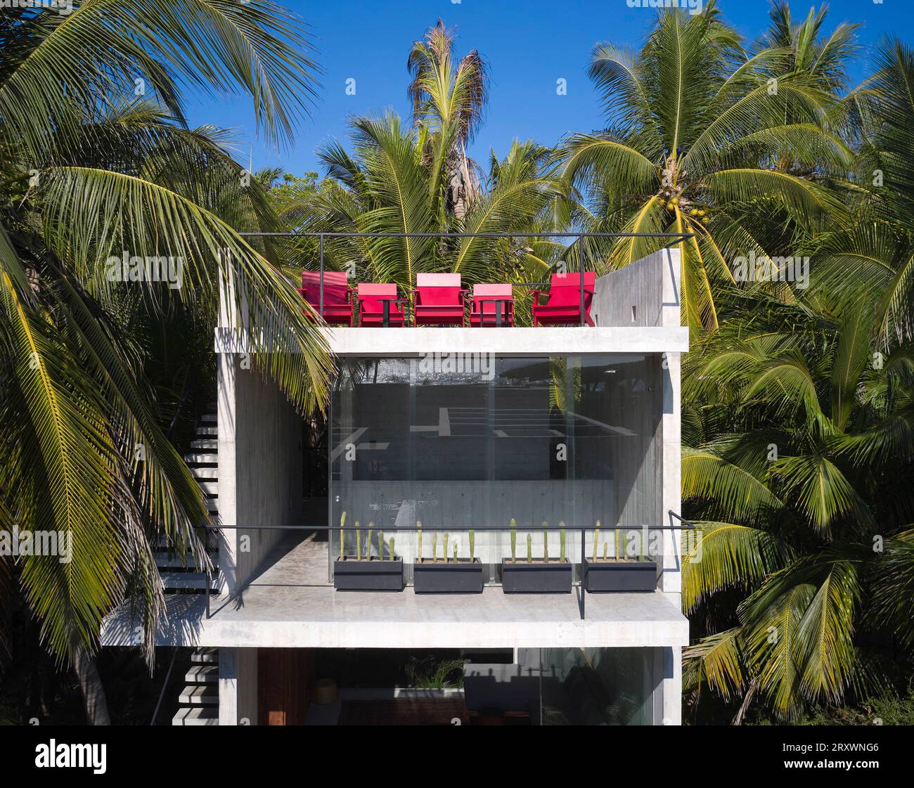 Élévation avant du module en béton avec balcon et terrasse sur le toit. Casa Leria, Puerto Escindido, Mexique. Architecte : TAC Taller Alberto Calleja , 2023. Banque D'Images