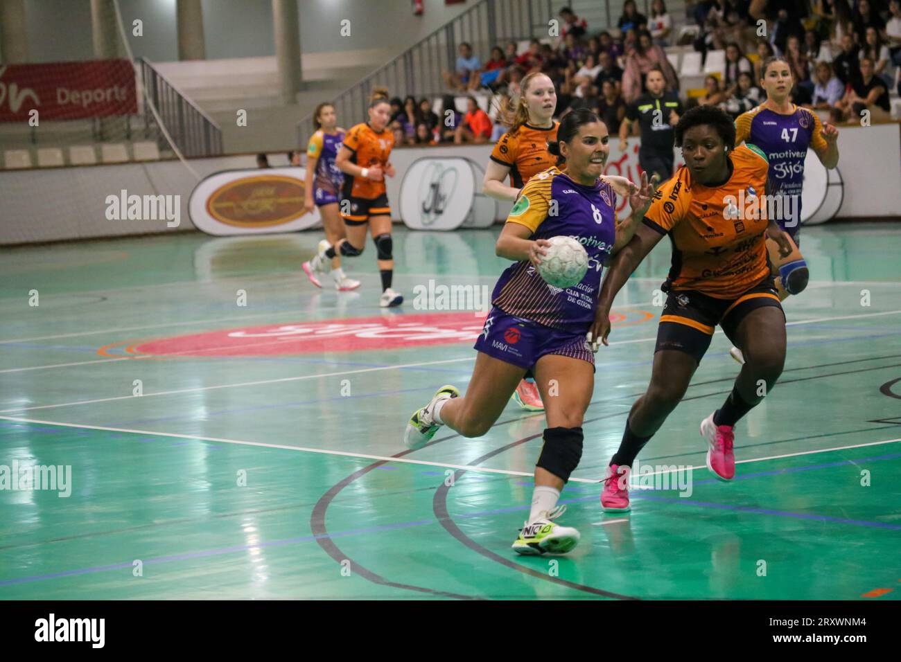 26 septembre 2023, Gijon, Asturies, Espagne : Gijon, Espagne, 26 septembre 2023 : la joueuse de motive.co Gijon Balonmano la Calzada, Paula Maria Valdivia (8, L) tente d'avancer contre Mariane Cristina Oliveira (4, R) lors de la 8e Journée de la Liga Guerreras Iberdrola 2023 -24 entre Motive.co Gijon Balonmano la Calzada et Super Amara Bera Bera, le 26 septembre 2023, au Pavillon sportif la Arena, à GijÃ³n, Espagne. (Image de crédit : © Alberto Brevers/Pacific Press via ZUMA Press Wire) USAGE ÉDITORIAL SEULEMENT! Non destiné à UN USAGE commercial ! Banque D'Images