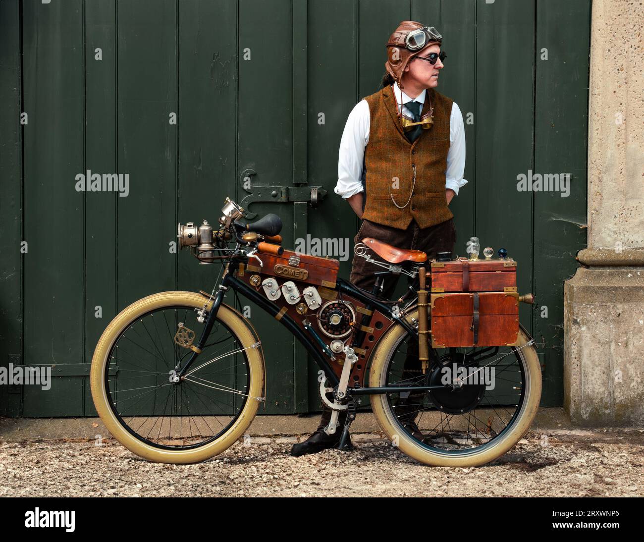 Steam punk festival avec des hommes et des femmes habillés en costumes de Sci fi de style victorien dans un cadre extérieur Banque D'Images