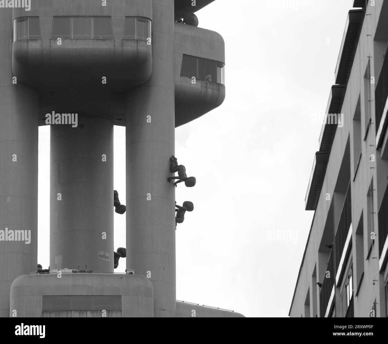 PRAGUE, RÉPUBLIQUE TCHÈQUE, EUROPE - Tour de télévision Zizkov, une tour d'émission de 216m. Sur la tour est sculpteur David Cerny installation bébés. Banque D'Images