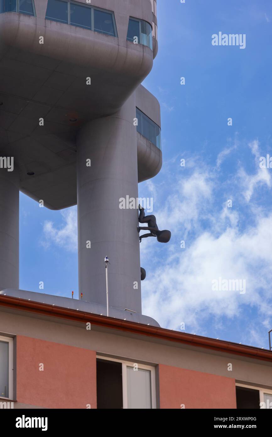 PRAGUE, RÉPUBLIQUE TCHÈQUE, EUROPE - Tour de télévision Zizkov, une tour d'émission de 216m. Sur la tour est sculpteur David Cerny installation bébés. Banque D'Images